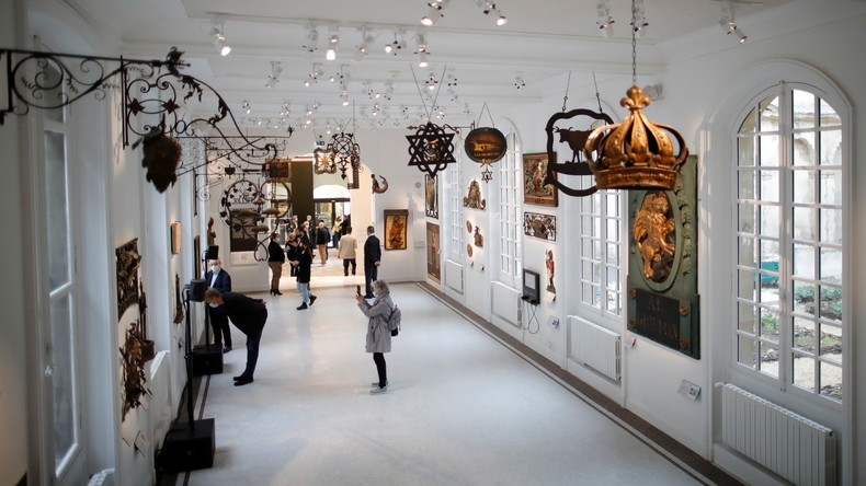 Pass sanitaire : la jauge passe de 1 000 à 50 personnes dans certains lieux publics