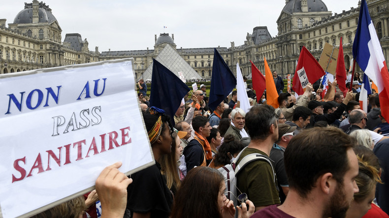 «Ça s'appelle de la propagande» : Véran dénonce la vidéo d'une soignante au bord des larmes