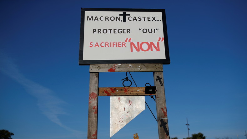 Landes : découverte de deux guillotines avec le nom de centaines d'élus soutenant le pass sanitaire