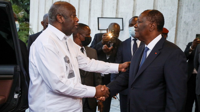 Côte d'Ivoire : rencontre chaleureuse à Abidjan entre les anciens rivaux Ouattara et Gbagbo (IMAGES)