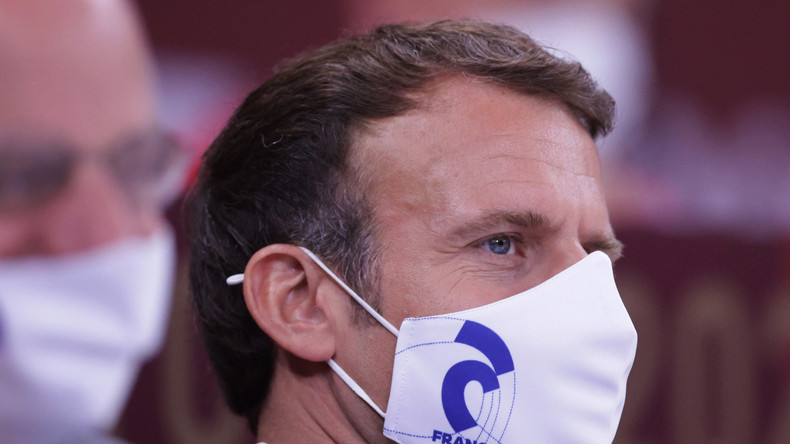 Emmanuel Macron dépose plainte contre l'afficheur qui l'a grimé en Adolf Hitler