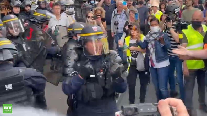 Paris : un CRS défie des manifestants en brandissant les poings devant une foule hostile (VIDEO)