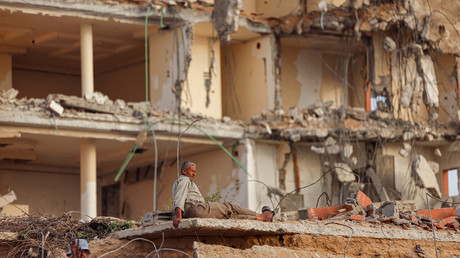 Un ouvrier palestinien se repose au milieu des ruines d'un immeuble de Gaza, le 30 juin 2021.