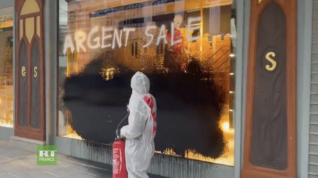 «Argent sale» : des militants d'Attac taguent la Samaritaine et déploient une banderole (VIDEO)