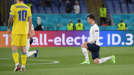 Euro 2020 : les joueurs anglais sifflés après avoir mis un genou à terre face à l'Ukraine