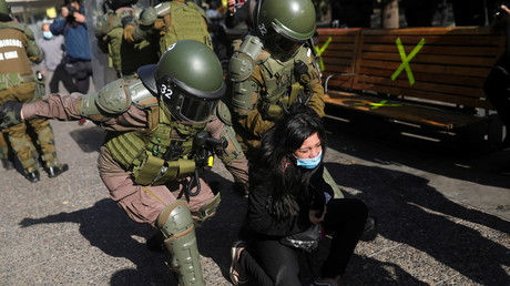 La police anti-émeute arrête un manifestant lors d'un rassemblement en marge de la première session de rédaction d'une nouvelle constitution, à Santiago, au Chili, le 4 juillet 2021.