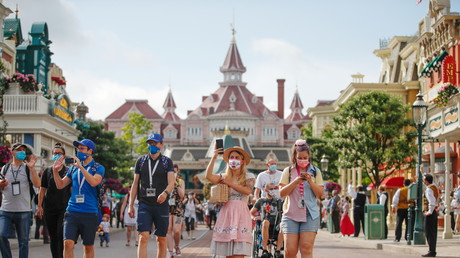 Disneyland Paris présente ses excuses après avoir exigé d'une mère de cesser d'allaiter en public