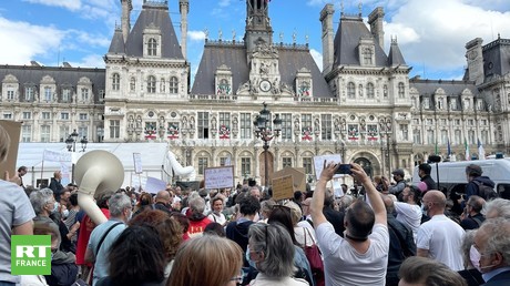 Des centaines de manifestants devant l'Hôtel de Ville pour dénoncer le «saccage de Paris»