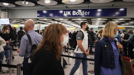 Covid-19 : l'aéroport londonien d'Heathrow teste une file plus rapide pour les passagers vaccinés