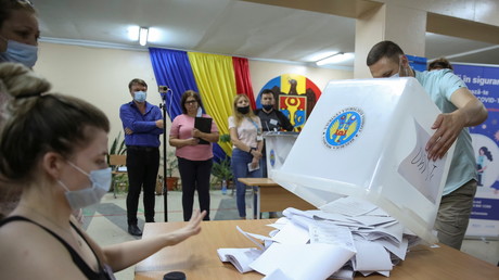 Des membres d'une commission électorale locale s'apprêtent à dépouiller des bulletins, à Chisinau, lors de l'élection législative moldave du 11 juillet 2021 (image d'illustration).