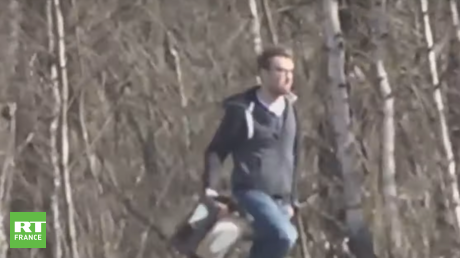 Russie: un employé de l'ambassade américaine filmé en train de voler du matériel sur une voie ferrée