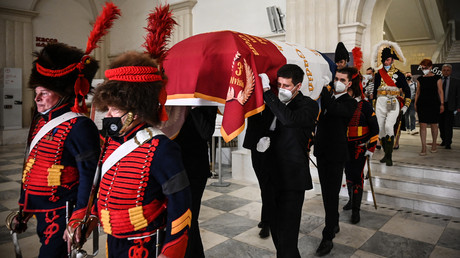 Des historiens portent le cercueil du général français Charles Etienne Gudin lors d'une cérémonie de transfert des restes de son corps de Russie en France, à Moscou le 23 juin 2021 (image d'illustration).