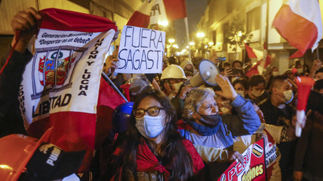 Des partisans de Keiko Fujimori tentent de défiler jusqu'au palais du gouvernement à Lima le 14 juillet 2021.