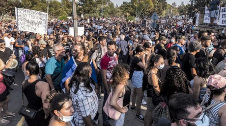 A Chypre, une chaîne de télé attaquée en marge d'une manifestation contre le pass sanitaire