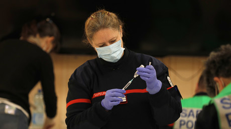 Un pompier préparant une injection de vaccin contre le Covid-19 (image d'illustration).