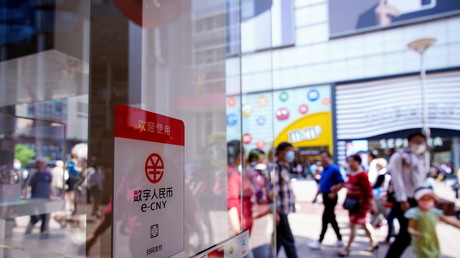 Un panneau signale la possibilité de payer en e-CNY aussi appelé yuan numérique, dans un centre commercial à Shanghai, en Chine, le 5 mai 2021.