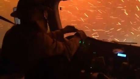Images choc : des pompiers traversent un feu en Californie