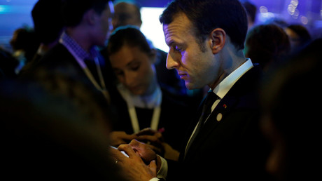 Emmanuel Macron sur son téléphone, le 12 décembre 2017 (image d'illustration).