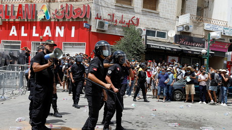 Intervention de la police lors des manifestations à Tunis contre la classe politique, le 25 juillet 2021.