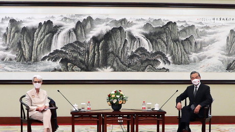 La vice-secrétaire d'Etat américaine Wendy Sherman et le ministre des Affaires étrangères Wang Yi à Tianjin, en Chine, le 26 juillet 2021.