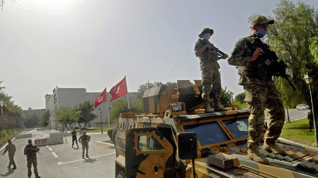 Tunisie : des heurts éclatent devant le Parlement, l'armée en interdit l'accès aux députés