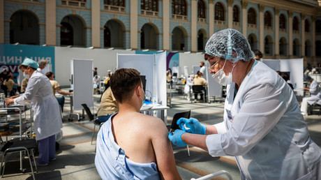 Un homme reçoit une dose du vaccin russe Spoutnik V  dans un centre de vaccination de Gostiny Dvor à Moscou, le 7 juillet 2021 (image d'illustration).