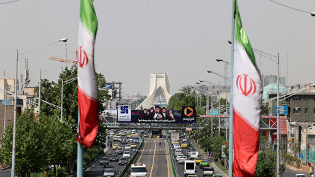 Deux drapeaux iraniens devant la rue Azadi, à Téhéran, le 20 avril 2021 (image d'illustration)