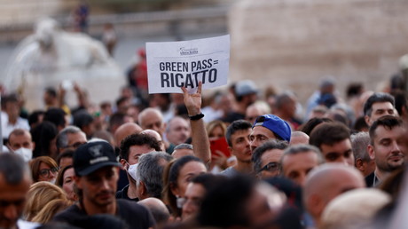 Italie : plusieurs milliers de manifestants protestent contre le pass sanitaire (VIDEO)
