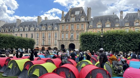 Paris : près de 400 sans-abri ont posé leur tente dans le Marais