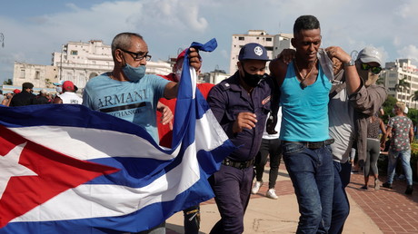 La police arrête une personne lors de manifestations contre et en faveur du gouvernement, à La Havane, Cuba, le 11 juillet 2021 (image d'illustration).