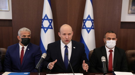 Le Premier ministre israélien et  Yair Lapid à sa droite en conférence de presse le 4 juillet 2021 (image d'illustration).