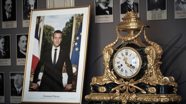 Un portrait officiel d'Emmanuel Macron déchiré et remplacé par un QR code à Besançon