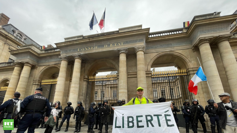 Des opposants au pass sanitaire manifestent à Paris après la décision du Conseil constitutionnel