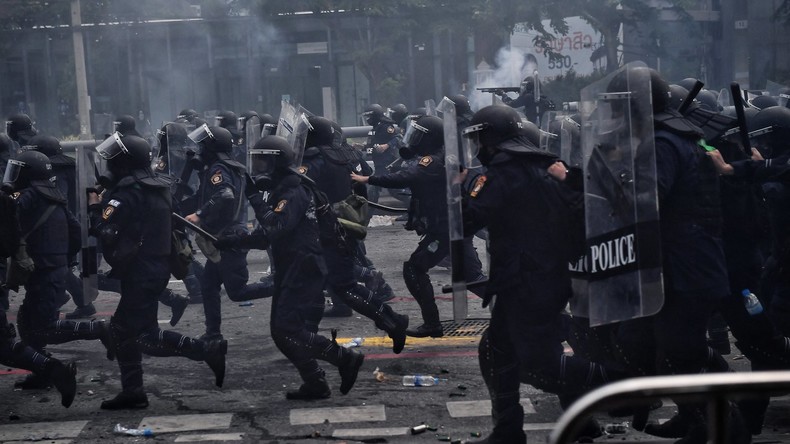 Bangkok : la police disperse par la force une manifestation pro-vaccins et anti-gouvernement