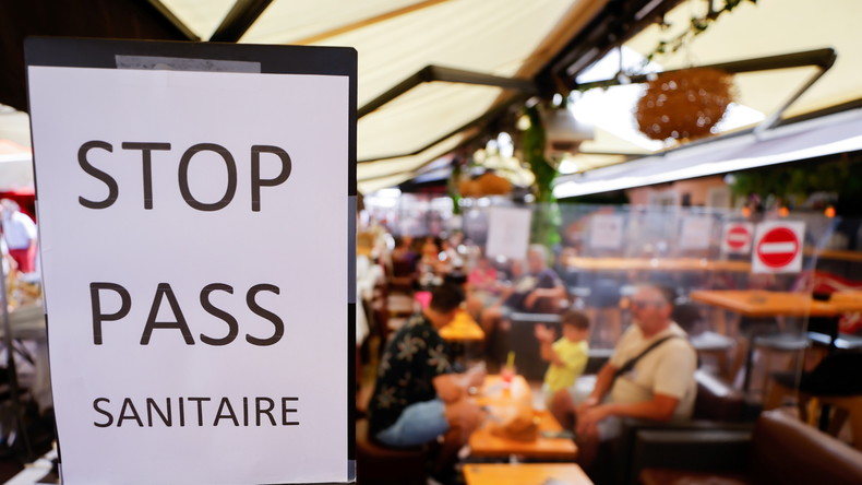 Contre le pass sanitaire des contestataires organisent des terrasses sauvages en France