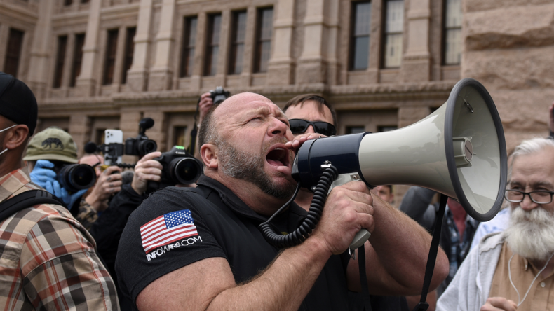 «Peut-être que Trump est un abruti»: Alex Jones critique l'ex-président qui encourage la vaccination