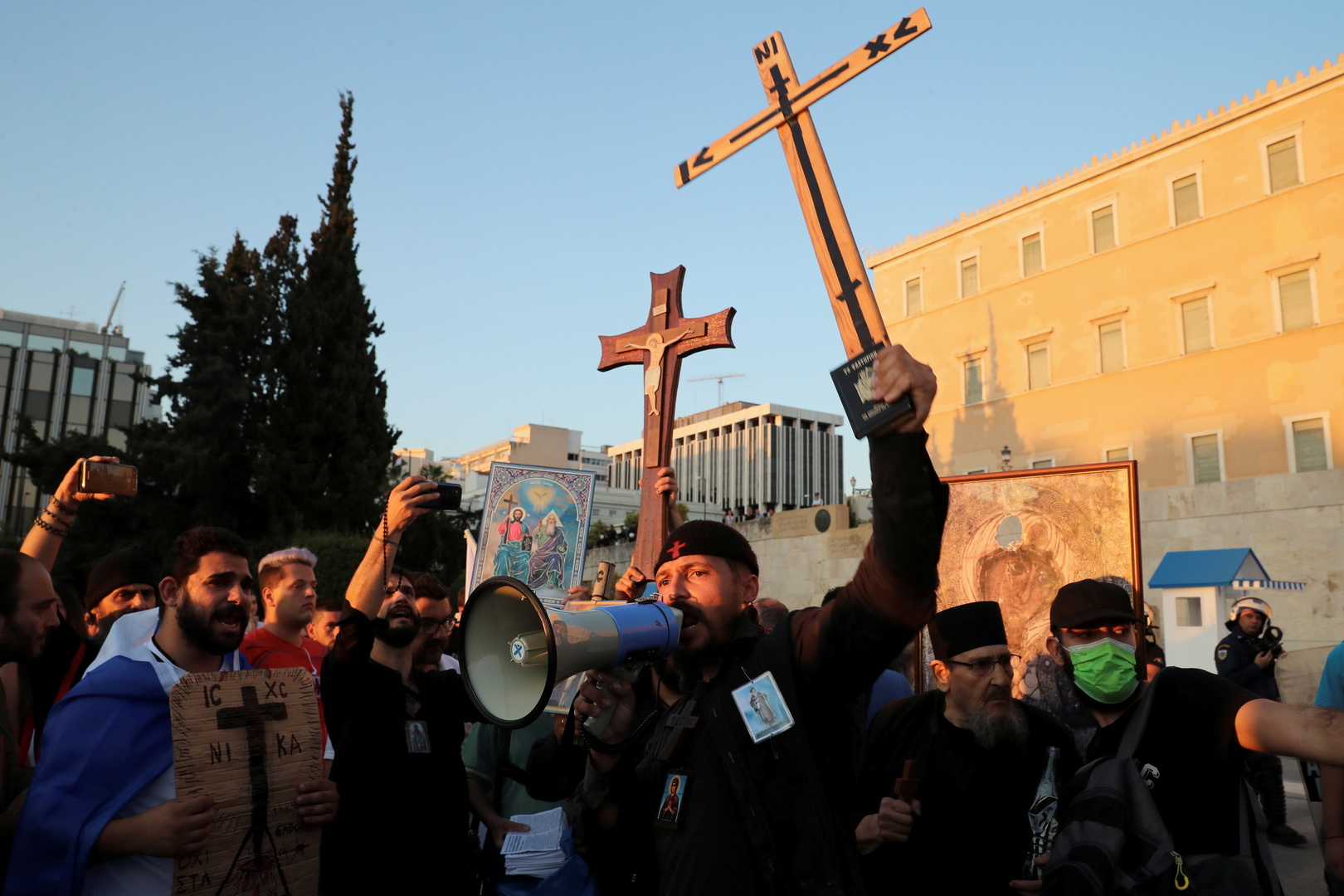 Grèce : des milliers de personnes manifestent contre la vaccination obligatoire des soignants