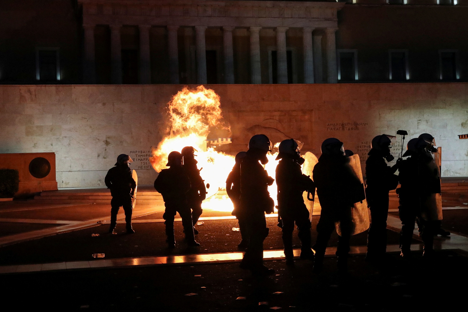 Grèce : des milliers de personnes manifestent contre la vaccination obligatoire des soignants