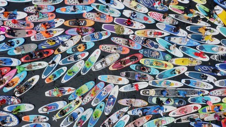 Surf carnavalesque : Saint-Pétersbourg accueille un festival international de SUP