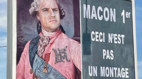 «Macon 1er» : après l'avoir grimé en Hitler, l'afficheur varois travestit Macron en monarque