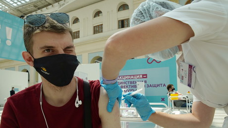 La France envisage la question des vaccins russes «sur le plan politique», déplore Sergueï Lavrov