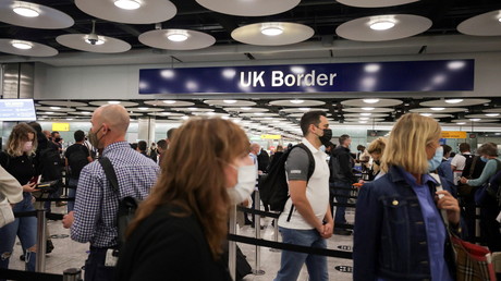 La file d'attente devant le contrôle aux frontières du terminal 5 de l'aéroport de Londres-Heathrow,  le 4 août 2021 (image d'illustration)