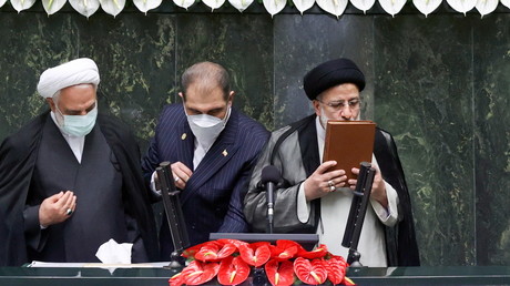 Le nouveau président Ebrahim Raïssi lors de sa prestation de serment devant le Parlement iranien, le 5 août.