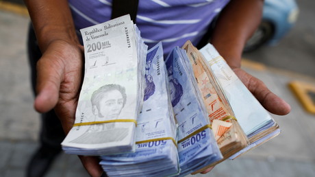 A Caracas, le 5 août 2021, un homme présente un échantillon de bolivars, la monnaie vénézuélienne, d’une valeur comprise entre 0,01 et 0,20 euros (illustration).