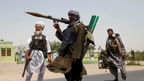 Des  miliciens afghans armés opposés aux Taliban le 30 juillet 2021 dans la province de Herat.