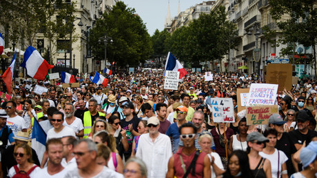 Des manifestants lors d'une journée nationale de protestation contre la vaccination obligatoire pour certains travailleurs et l'extension du pass sanitaire, à Paris le 7 août 2021 (illustration).