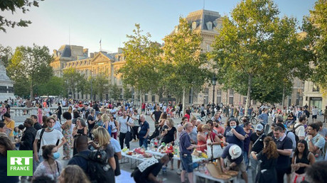 «Terrasse sauvage» : des opposants au pass sanitaire se rassemblent pour un apéritif à Paris