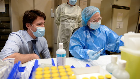 Justin Trudeau visitant un centre de vaccination à Montréal, le 15 mars 2021