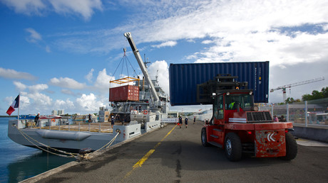 Un chariot élévateur transporte un conteneur sur le patrouilleur de la Marine française Dumont D'Urville dans le port de Point-à-Pitre, en Guadeloupe, le 18 avril 2020 (illustration).