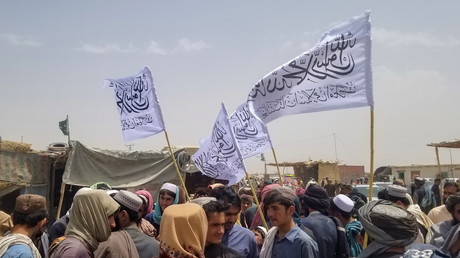 Des hommes avec le drapeau des Taliban entourent un détenu libéré de la prison de la ville afghane de Chaman, le 16 août 2021 (image d'illustration).